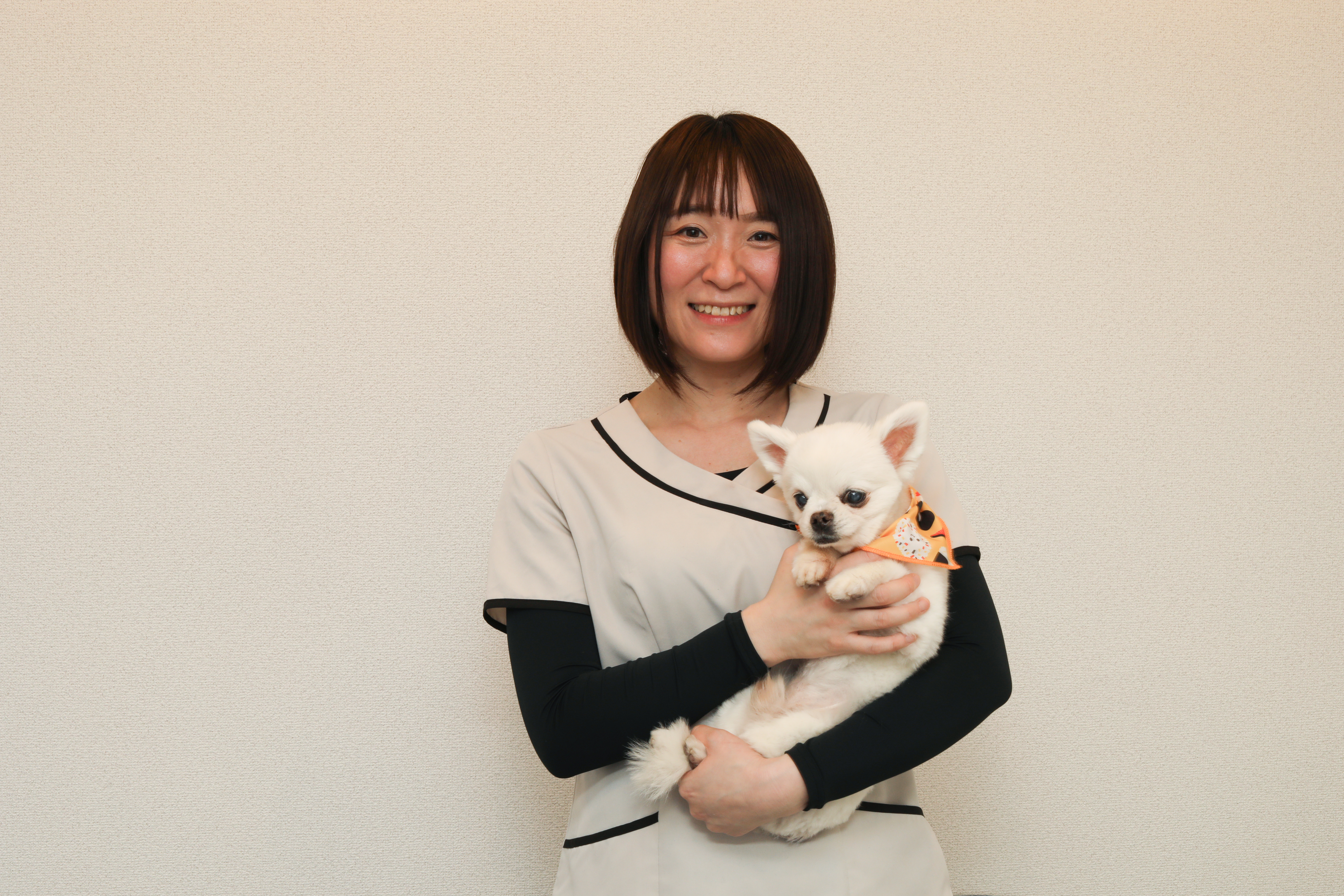 施術者と看板犬 梅